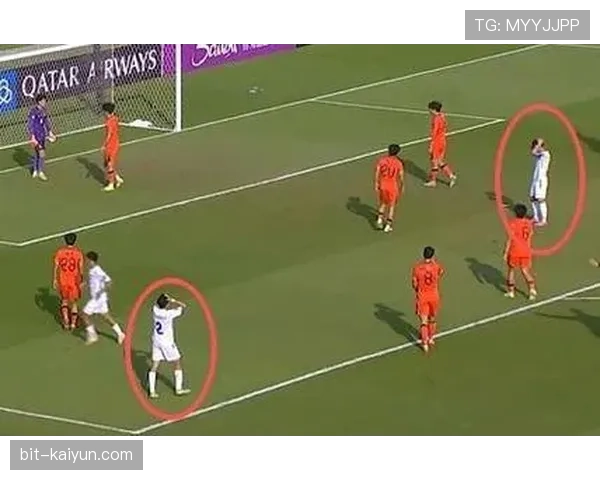 点球被扑后，科隆前锋乌特跪地久久不起